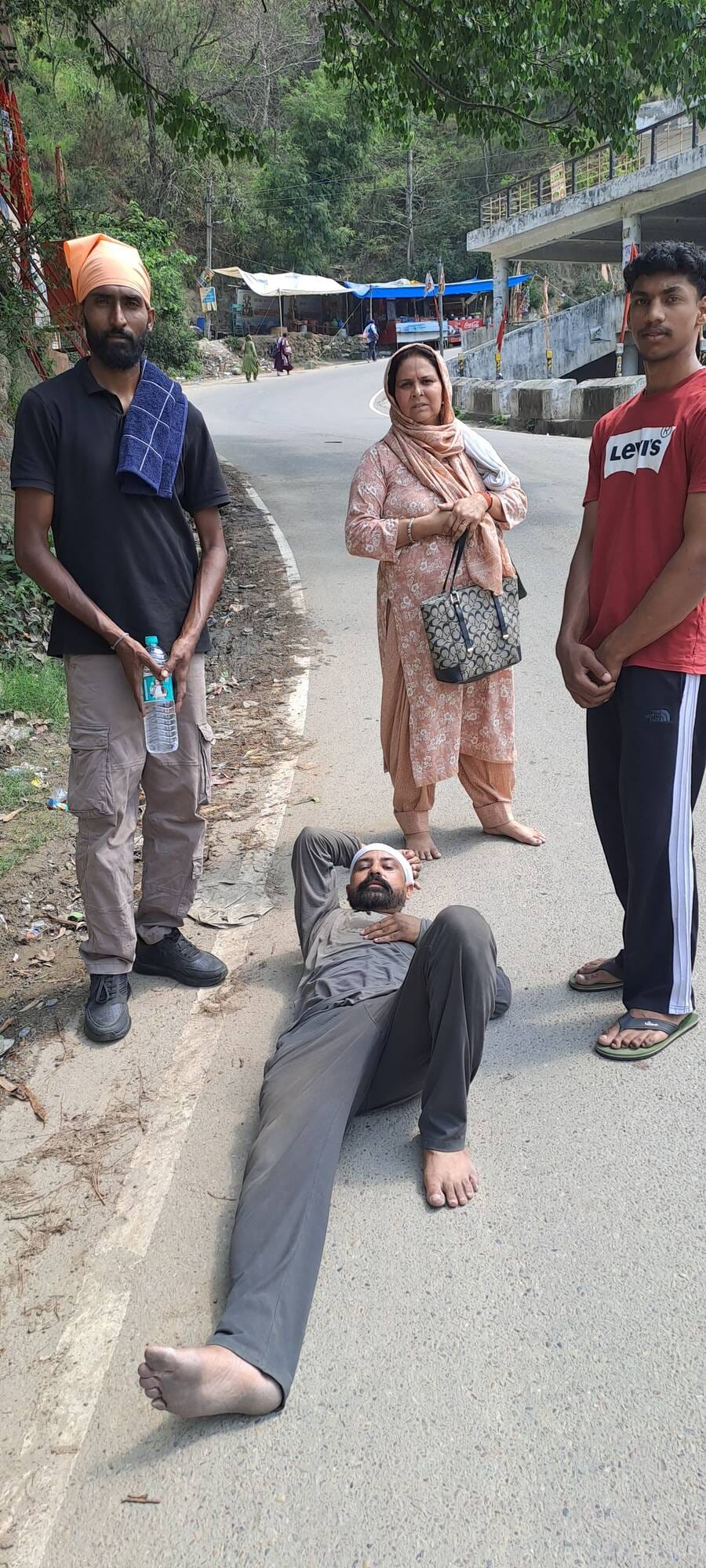 For his sister, the brother walked four kilometers to visit Paunahari.