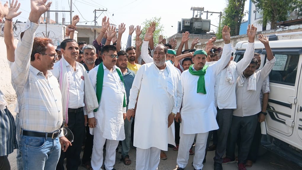 भगवानपुर के सिसौना स्थित फार्मा कंपनी के श्रमिकों के साथ धरना स्थल पर पहुंचे किसान नेता पदम सिं