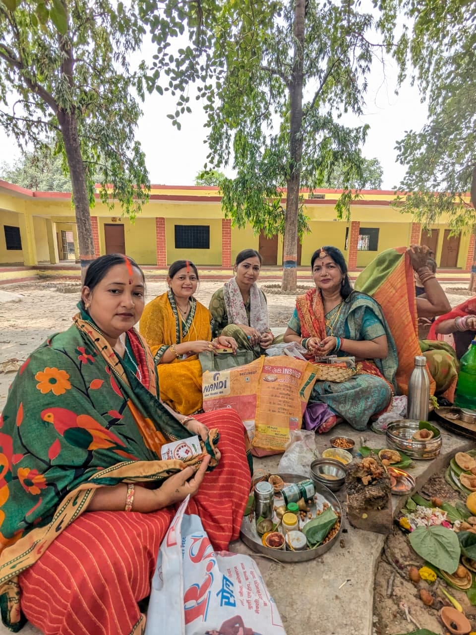 भरवारी नगर पालिका में वट वृक्ष की पूजा करतीं व्रती महिलाएं। स्रोत: स्वयं