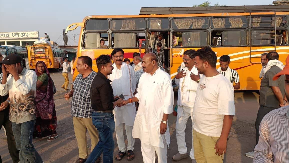 Union Minister reached Tikamgarh after undertaking a 140-kilometer bus journey in temperatures