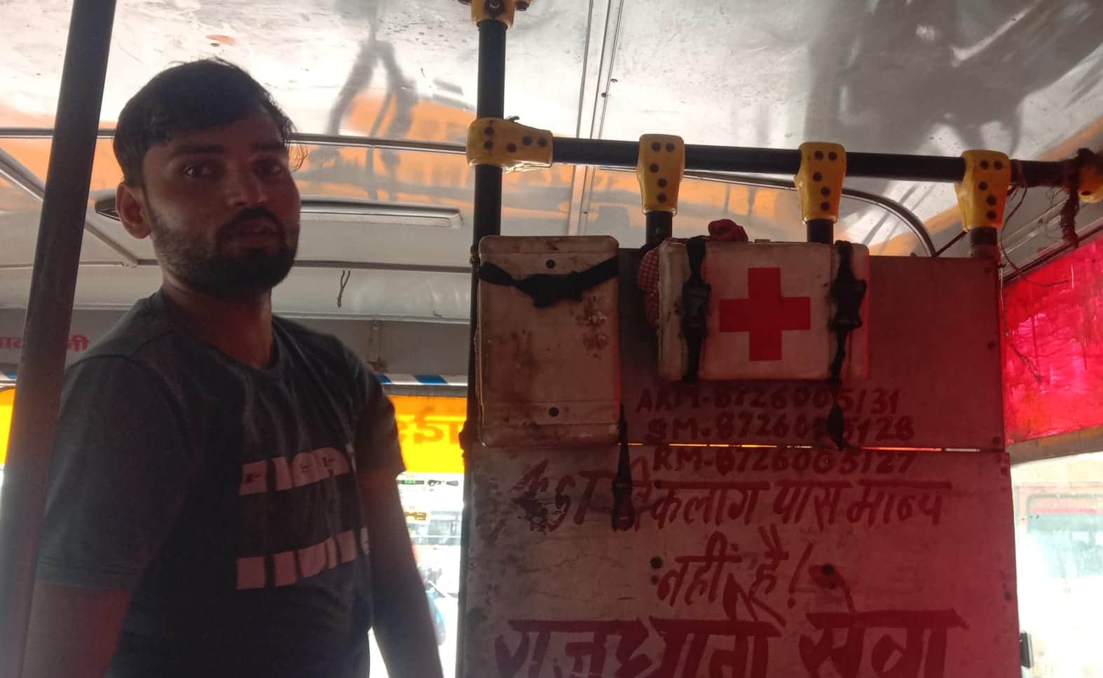 फोटो - 04 यात्री के खोलने पर फर्स्ट एड बाक्स से निकला कपड़ा। संवाद