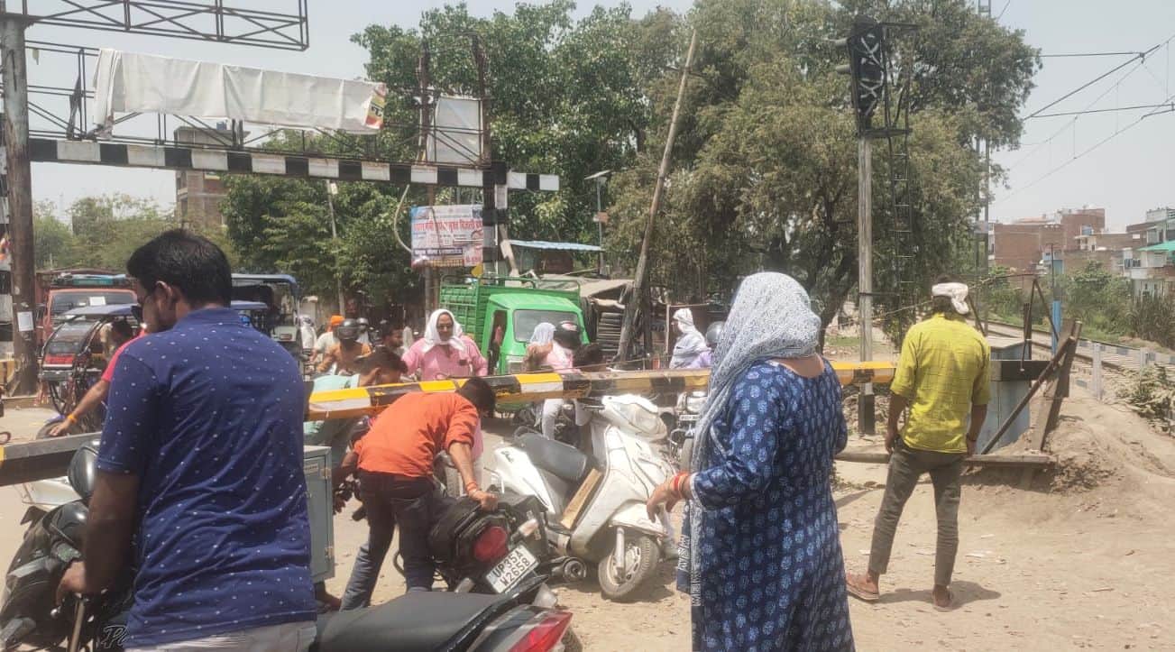 फोटो-10-बंद क्रॉसिंग के बीच से निकलते वाहन सवार। संवाद