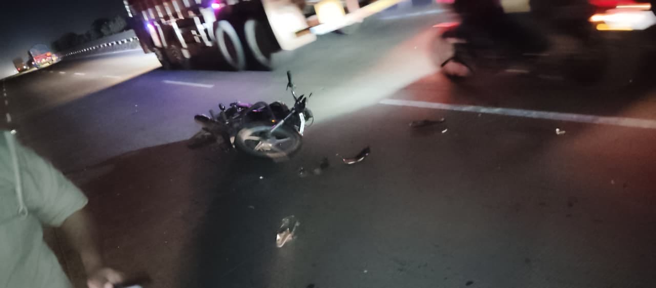 Bike Skids On Highway, Young Man Dies After Falling On The Road ...