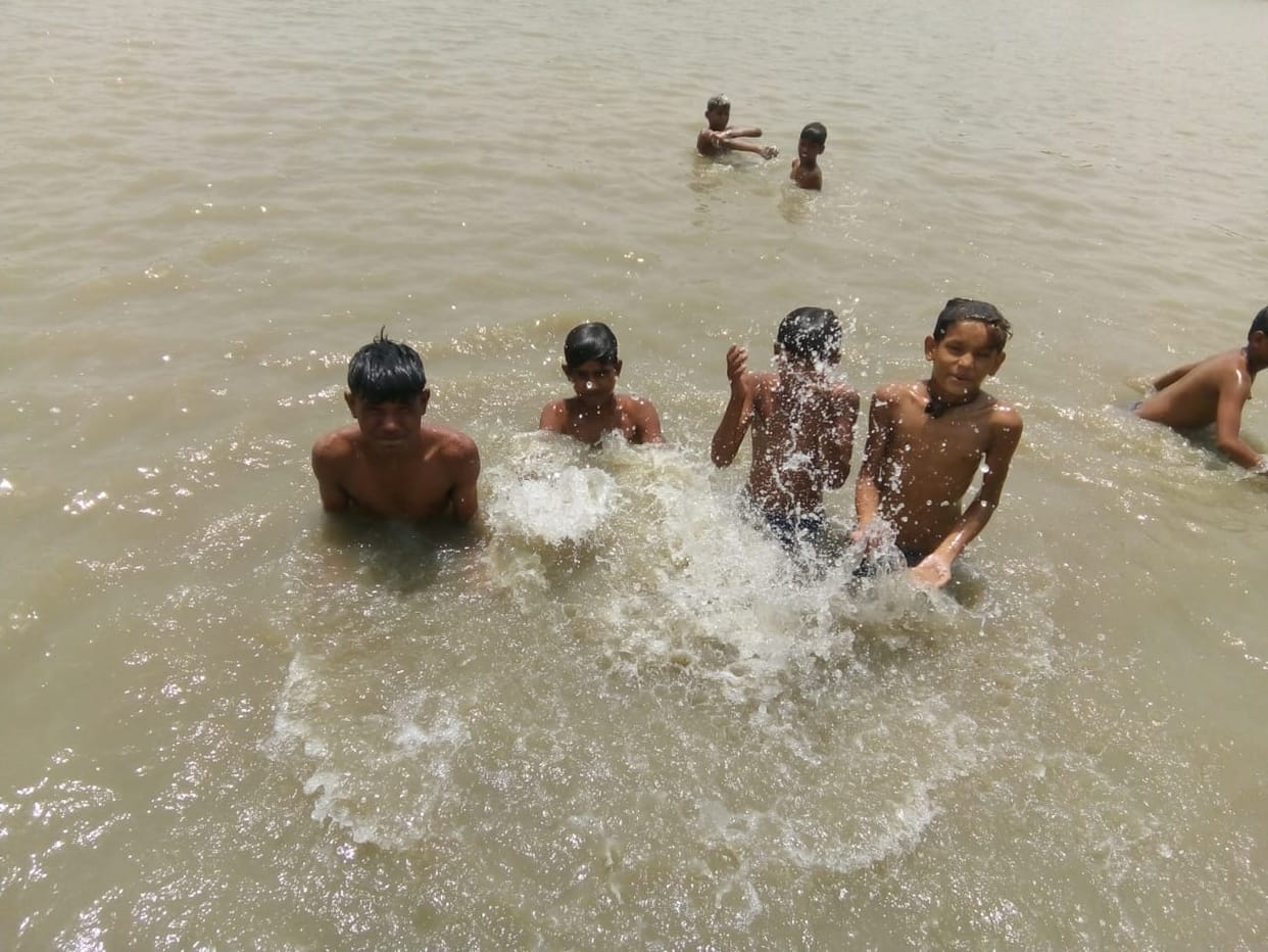 The temperature reached 44 degrees, the heatwave made people miserable.