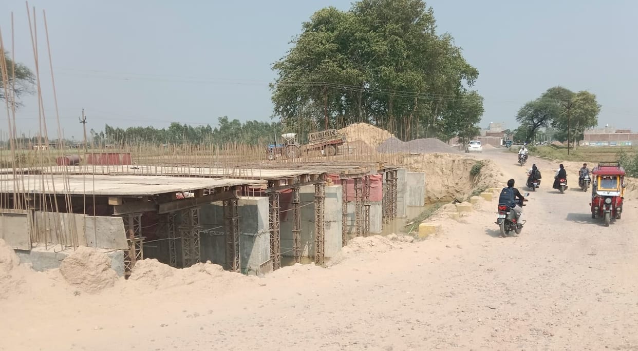 The slow pace of construction of Kathrihwa bridge increased the problem
