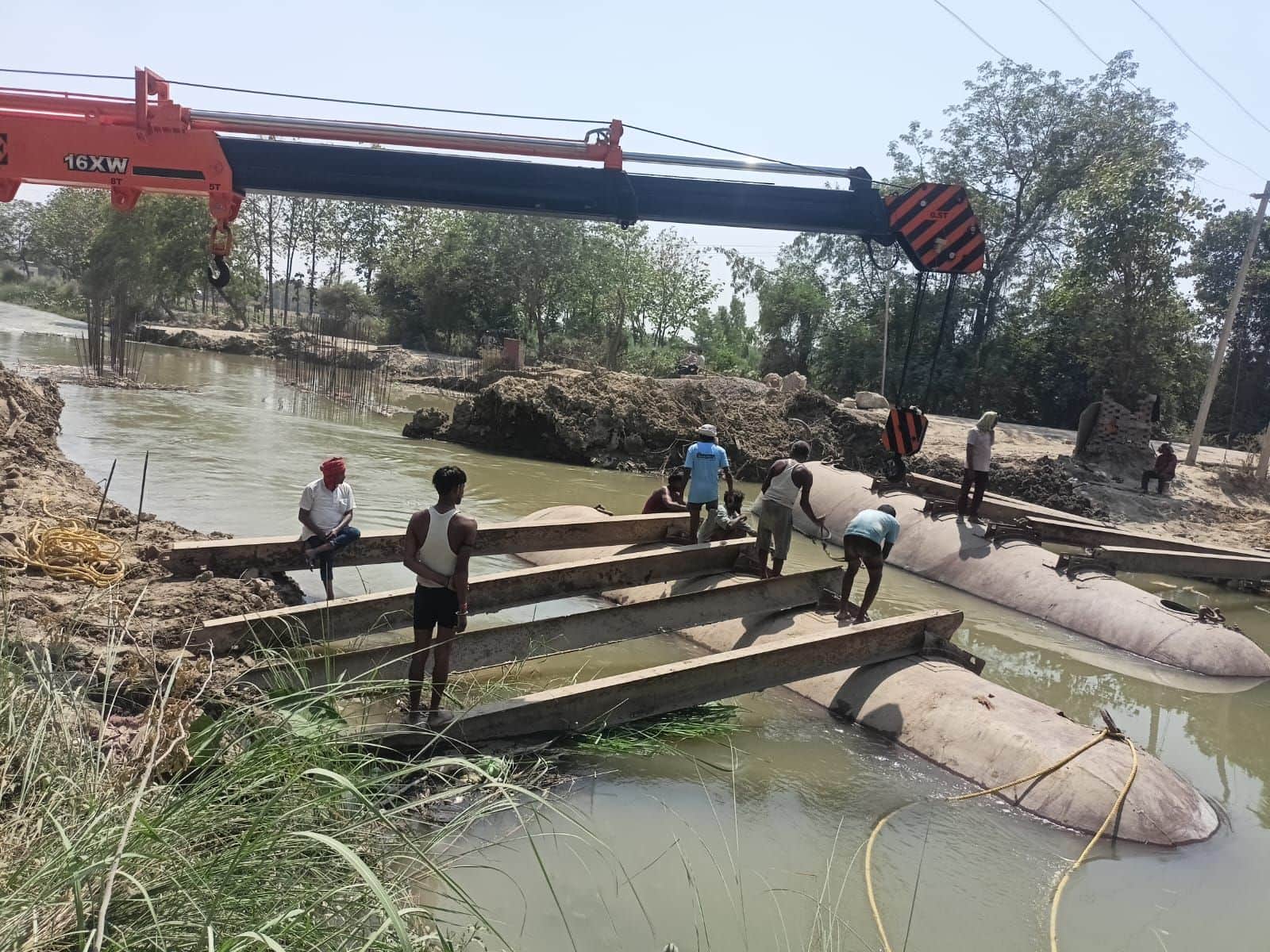 फोटो-21-उन्नाव-हरदोई मार्ग पर नहर पर पीपा पुल बनाते कर्मचारी। संवाद