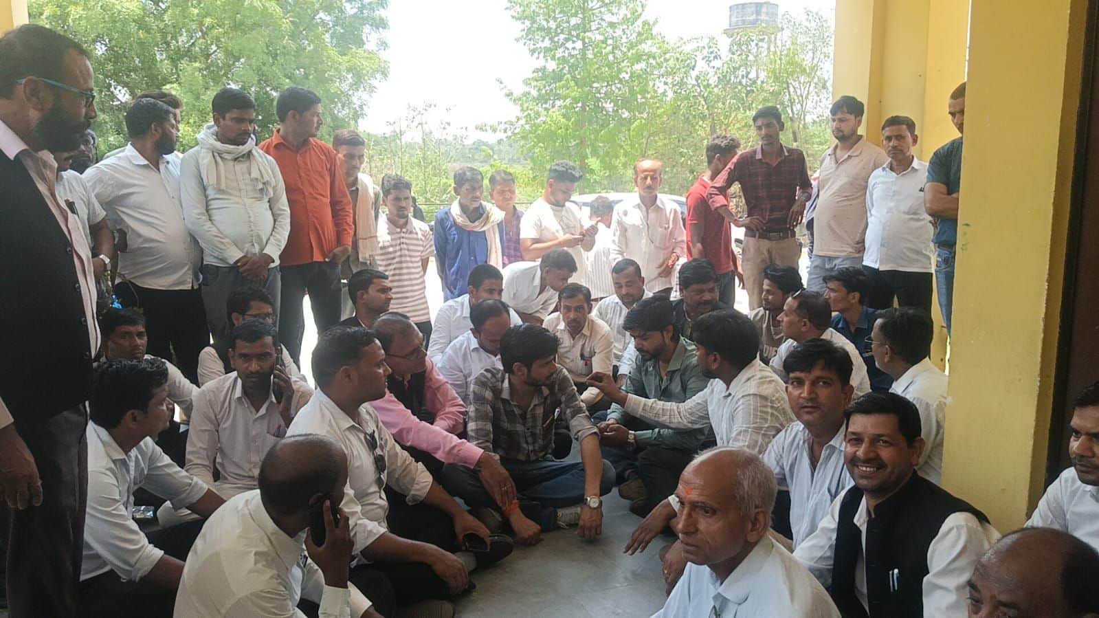 फोटो-22- बांगरमऊ में तहसील के बाहर धरने पर बैठे अधिवक्ता। संवाद