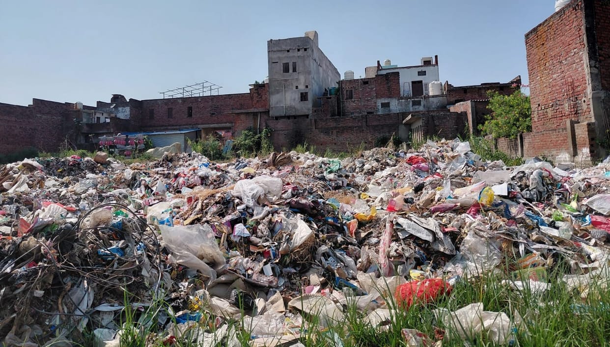 Nagar Panchayat dumping garbage in the middle of the population