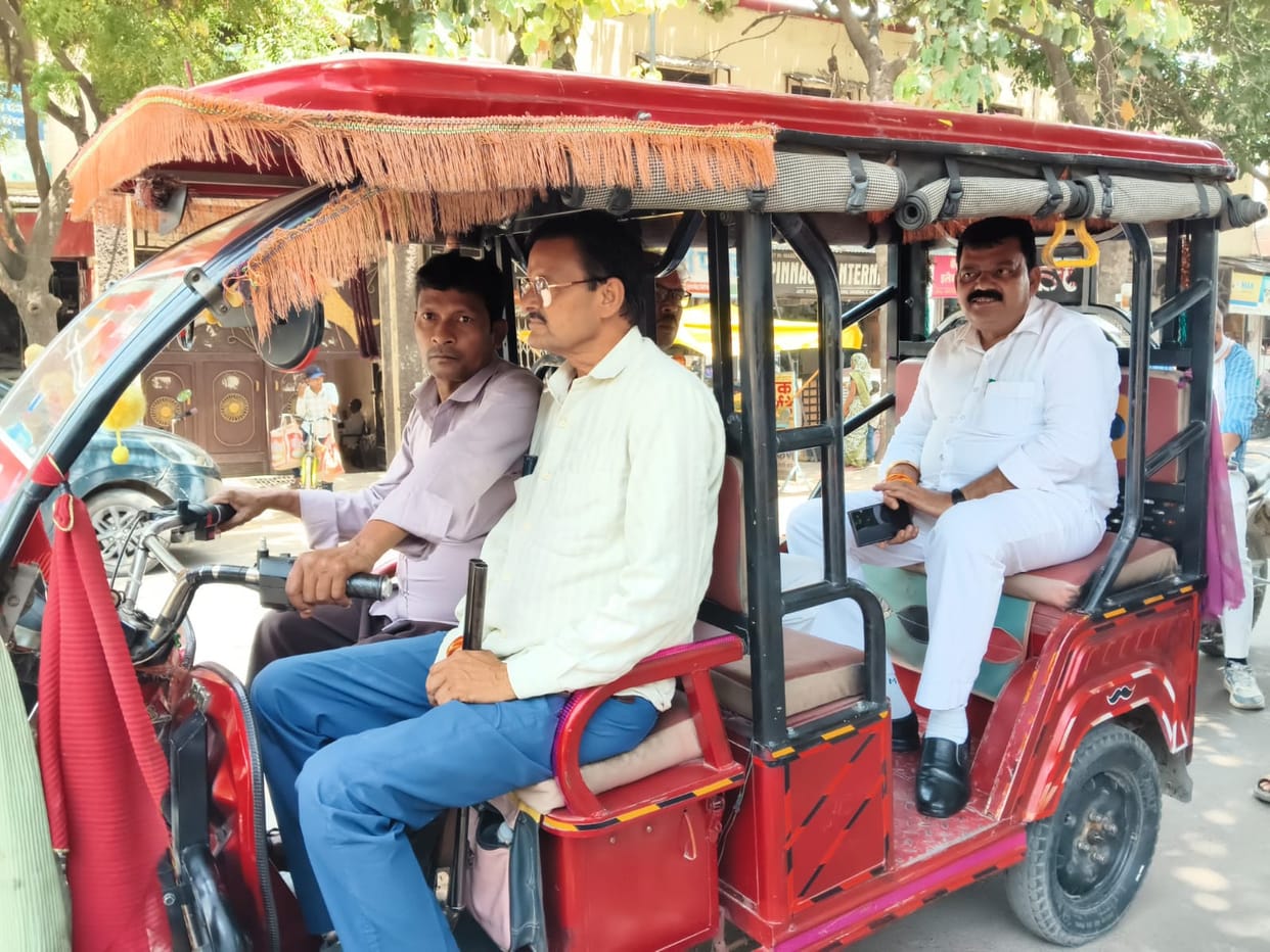 Auraiya Chairman reached the Municipality by e-rickshaw