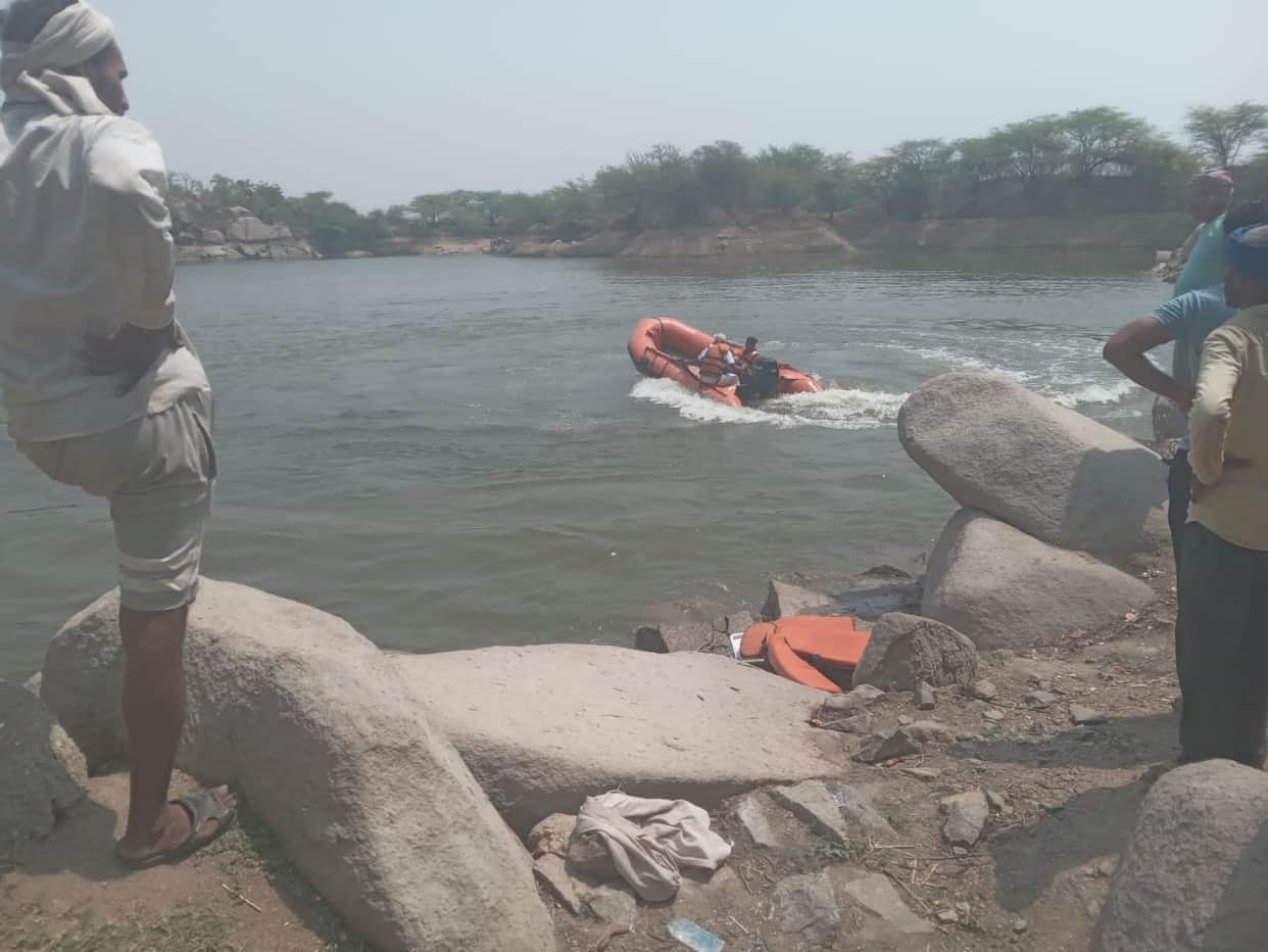 The body of the old man was not found even after 72 hours.