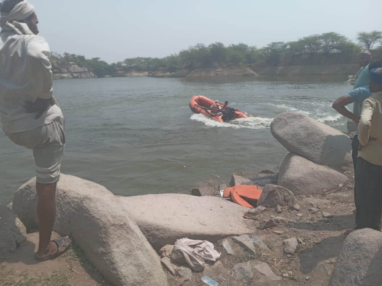 फोटो - 35 गणेश पहाड़ी के जलकुंड में शव की तलाश में राहत आपदा बल के सदस्य। संवाद