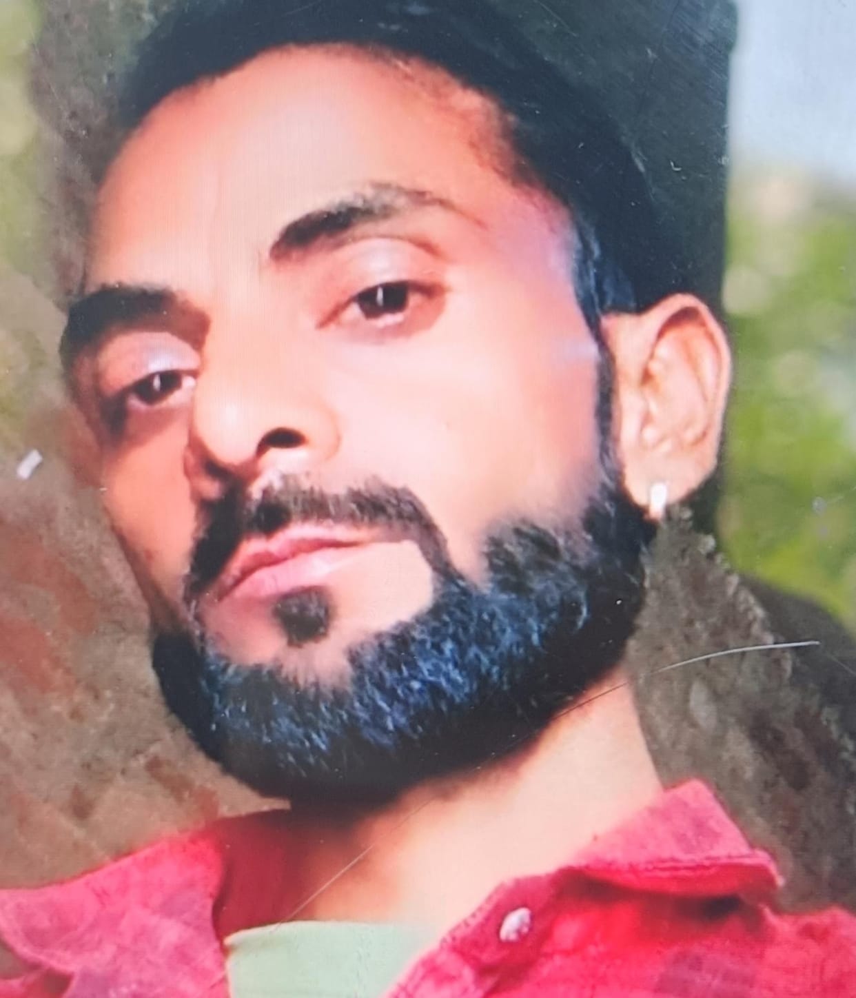 Bike falls on road, electric mechanic dies