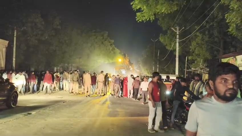 A labourer crossing the road was crushed by a vehicle, causing commotion by placing the body on the road.
