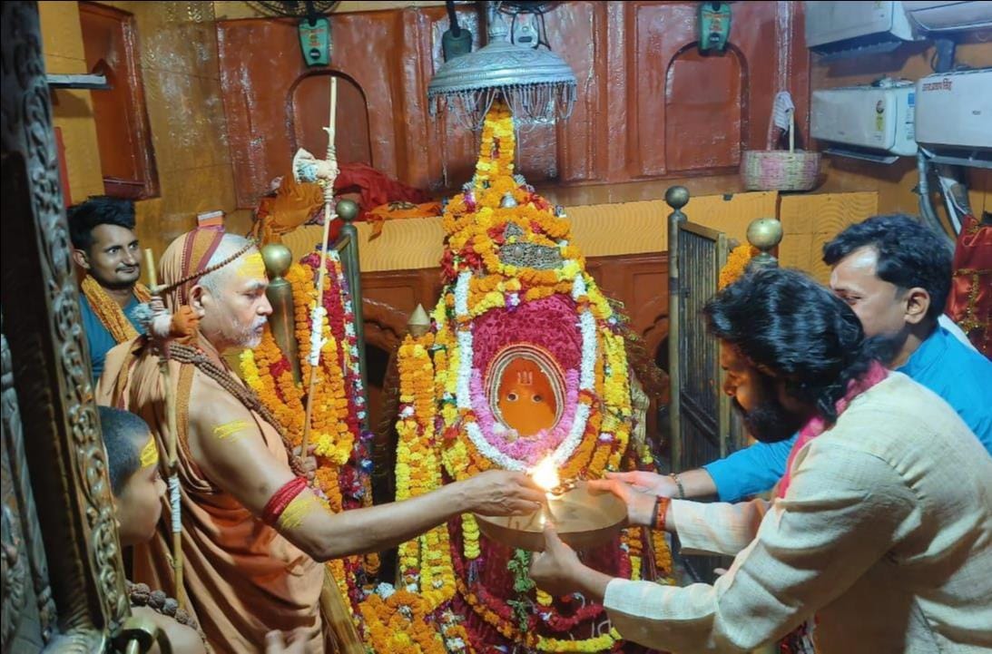 Devotees gathered on the arrival of Shankaracharya Swami Avimukteshwarananda