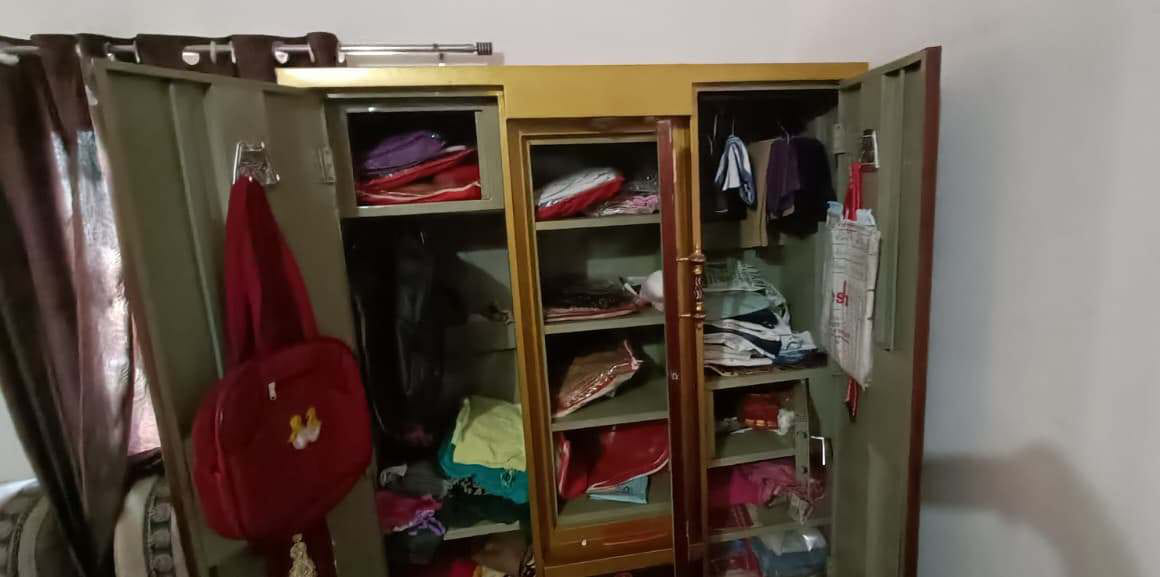 गांव गंदू नगला के घर में चोरी के बाद खुली अलमारी, बिखरा सामान। संवाद