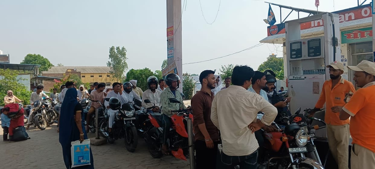 Queues at petrol pumps again