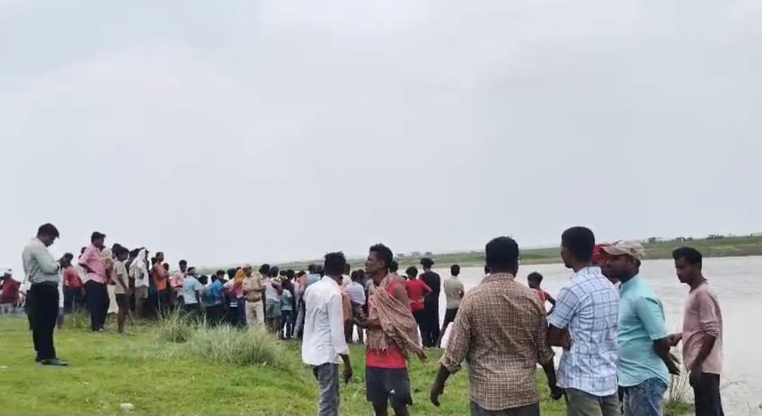 घटनास्थल पर उमड़ी भीड़