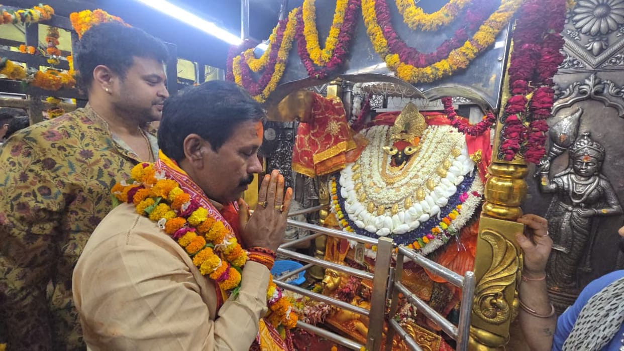 After offering prayers to Goddess Vindhyavasini, Minister Anil Rajbhar attacks Azam Khan, stating: "As you sow, so shall you reap."