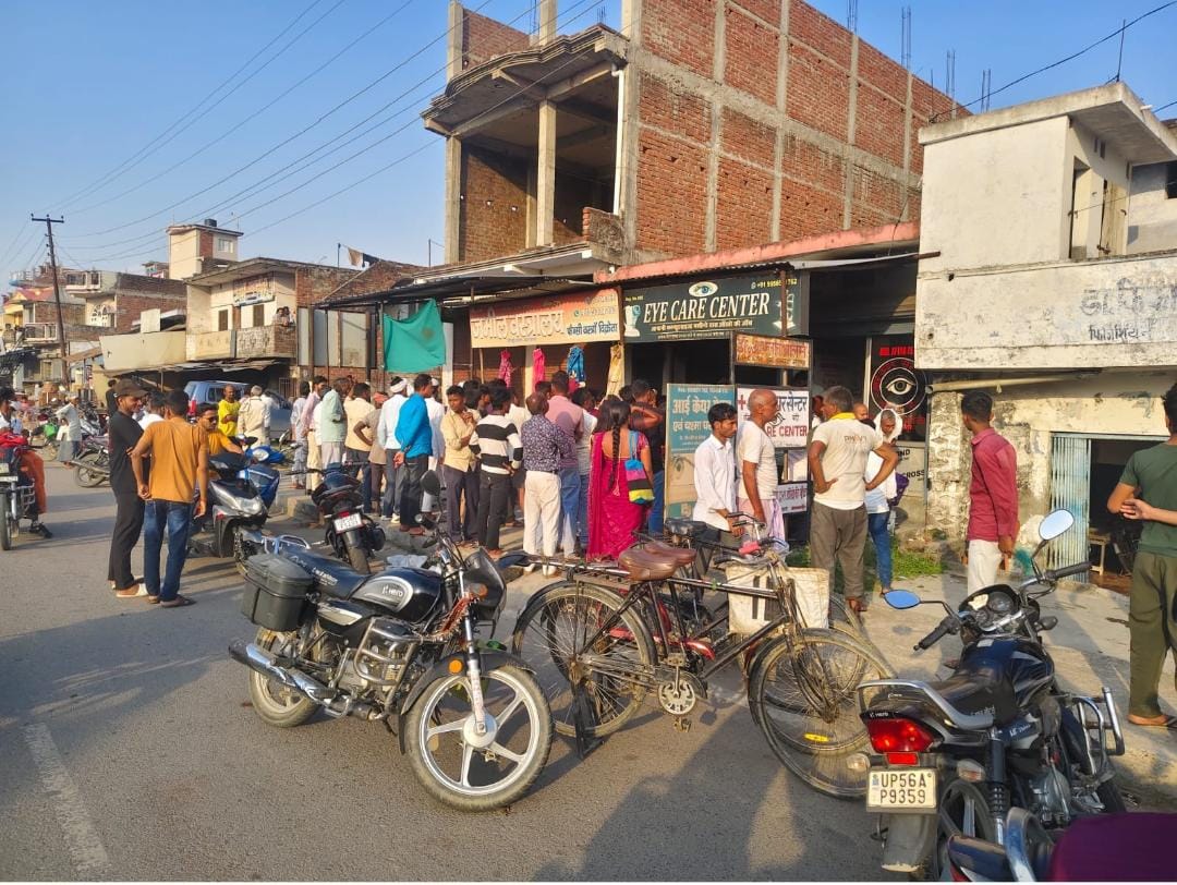 A short circuit caused a fire in a clothing store, causing losses worth lakhs.