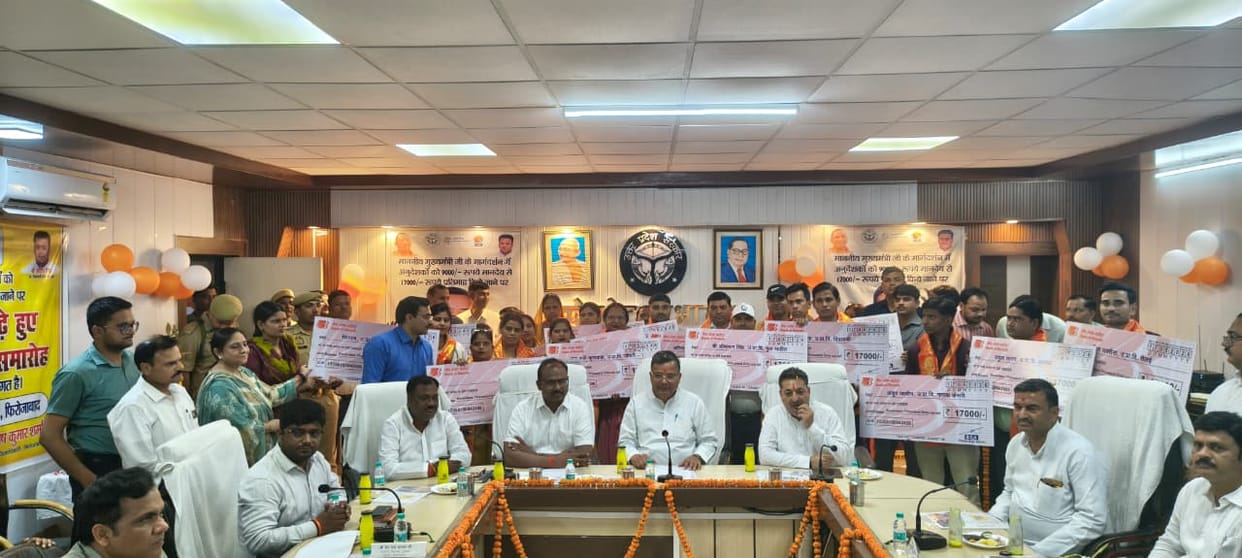 The honorarium of 153 instructors in the district has been increased to 17,000, and cheques have been distributed.