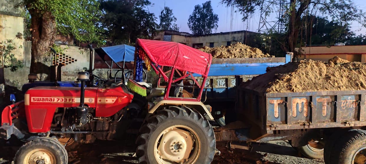 The team that went to investigate illegal mining was attacked, the accused escaped after freeing the backhoe loader