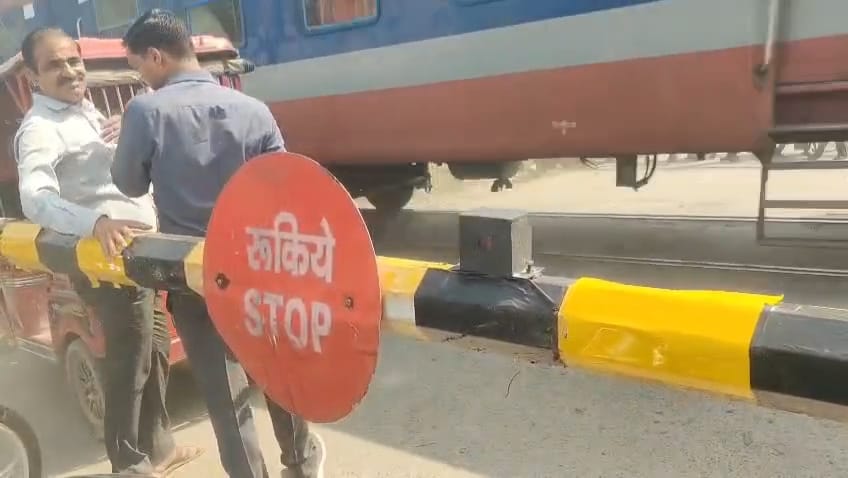 E-rickshaw driver enters the closing gate