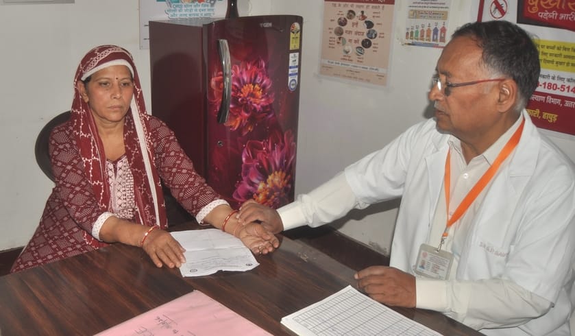 मोहल्ला चमरी में सरकारी अस्पताल में लगे जन आरोग्य मेले में मरीज का उपचार करते चिकित्सक। संवाद