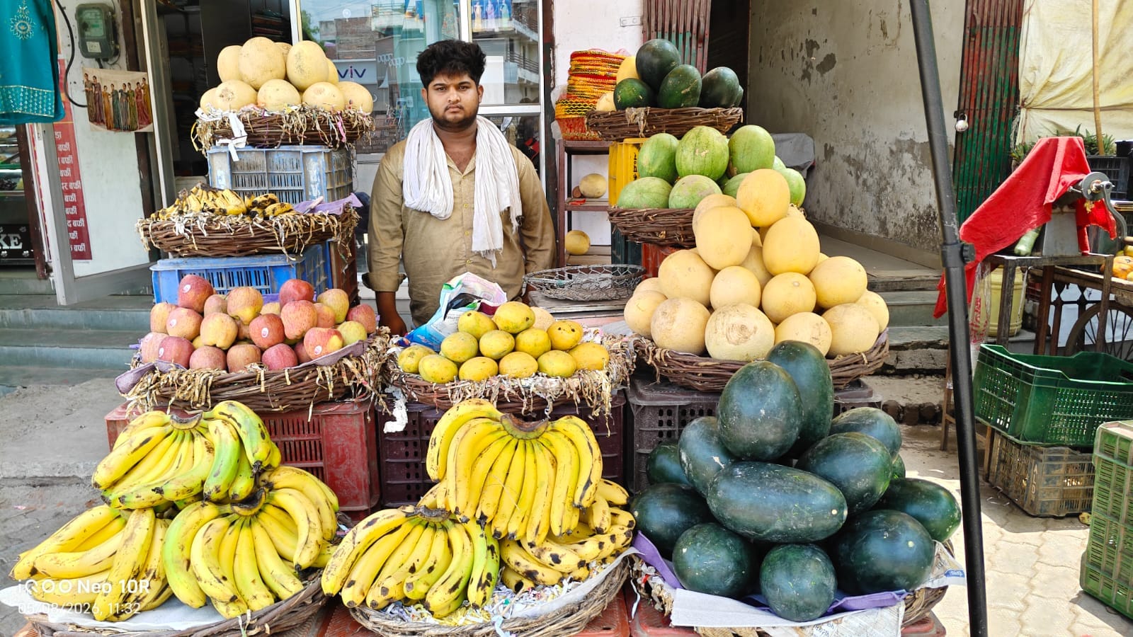मंझनपुर चौराहे पर फल बेचता व्यापारी। संवाद