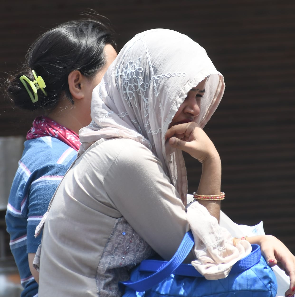 As soon as the day broke, the temperature rose, the hot wind made us miserable.