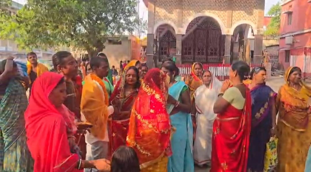 minor-became-bride-Malmas-month-married-groom-Durga-temple