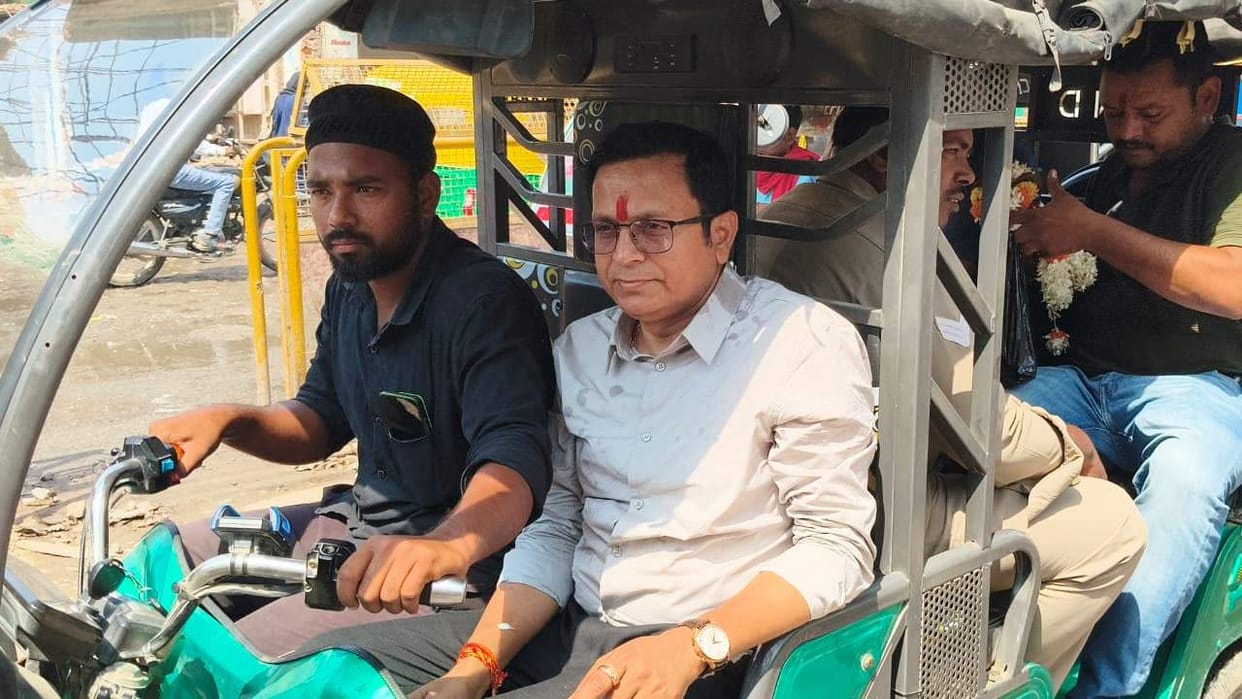 Bhadohi MP Vinod Bind left his convoy and reached the hospital by e-rickshaw.