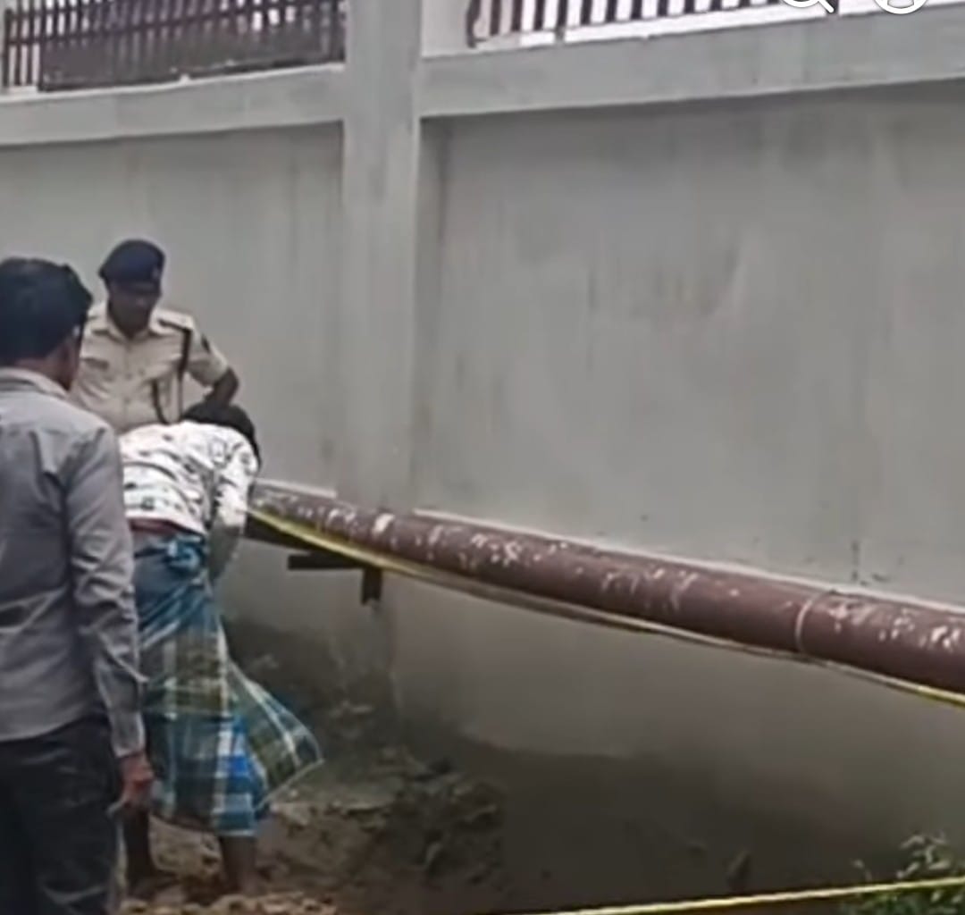 पुलिस द्वारा खुदाई कर शव निकलते हुए