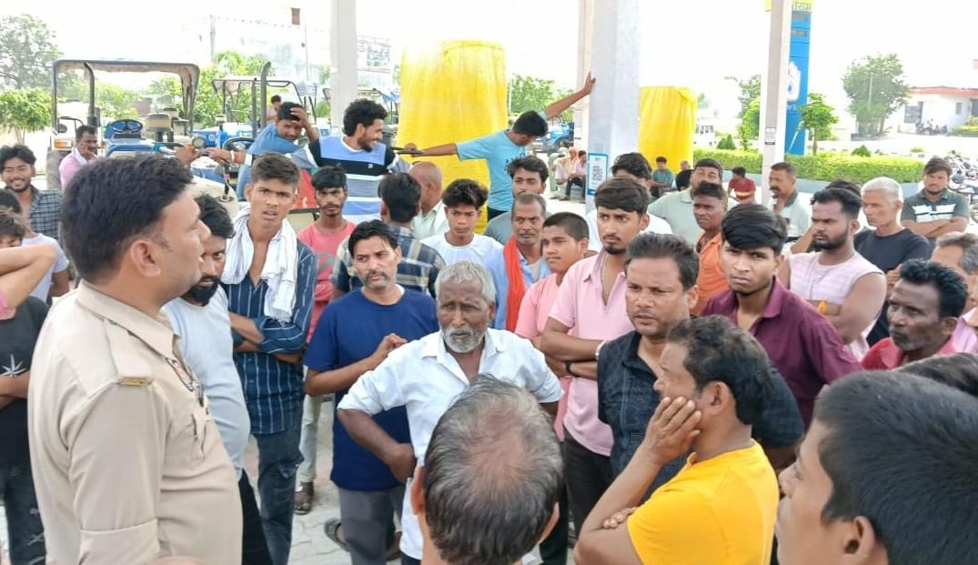 Unable to get diesel and petrol, people blocked the Gorakhpur-Maharajganj road.