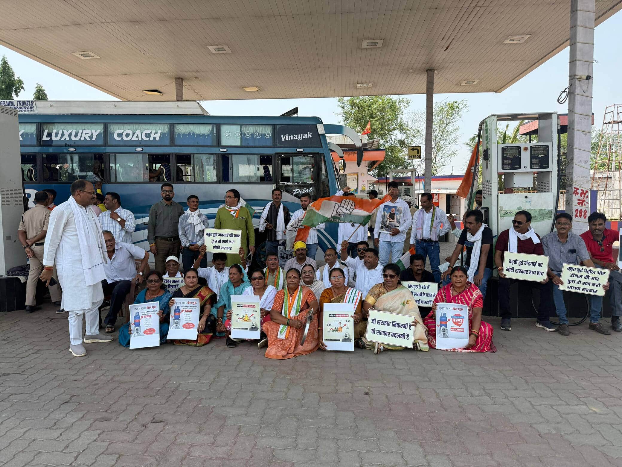 पेट्रोल डीजल के बढ़ते दामो के विरोध में धरना प्रदर्शन।।