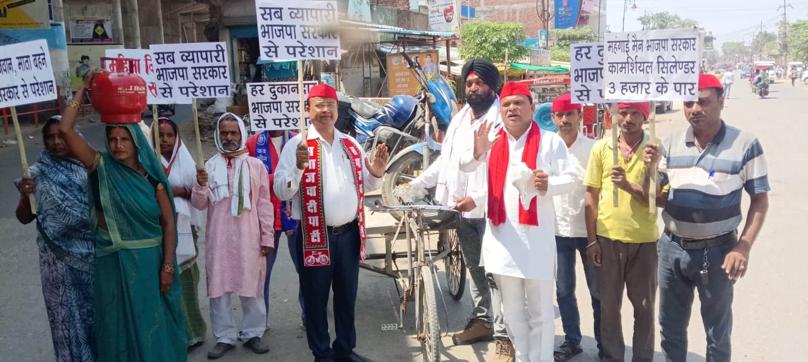 रॉबर्ट्सगंज के बढ़ौली चौक पर ठेले पर बाइक लादकर मार्च करते हुए प्रदर्शन करते सपा कार्यकर्ता। स्
