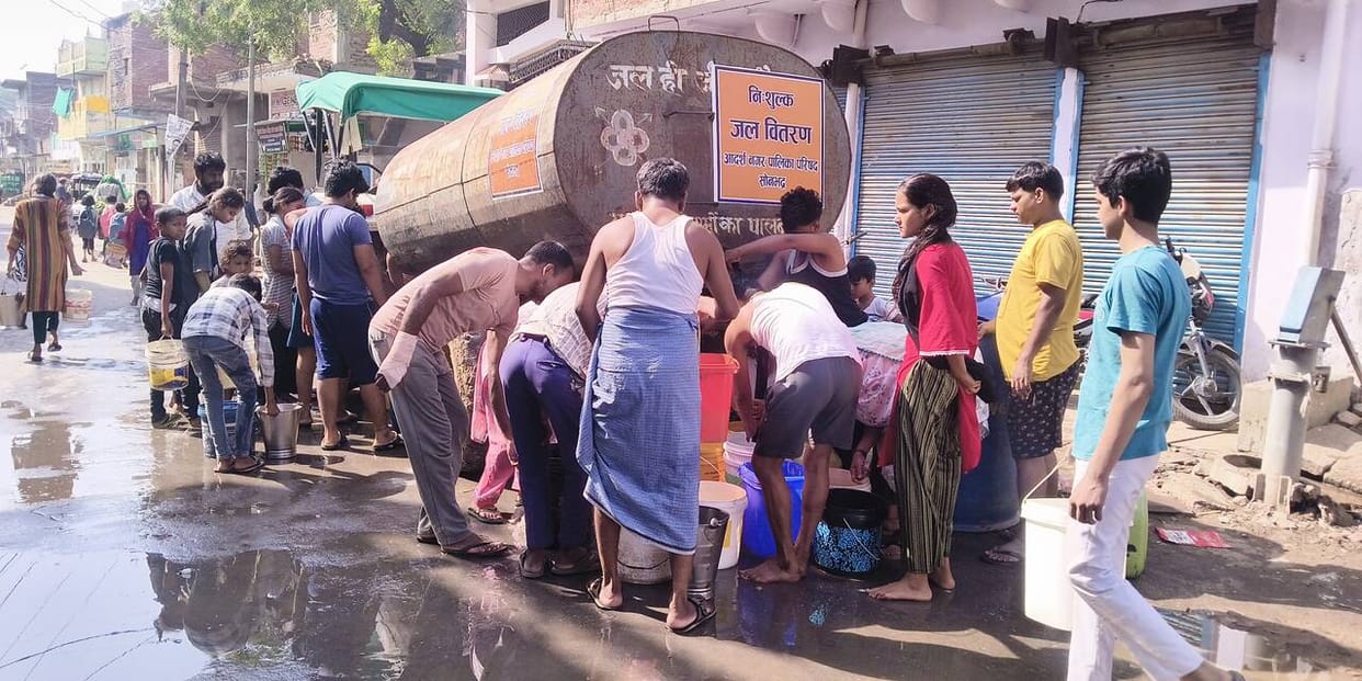 Water Crisis in Over 200 Villages Due to Power Outage Lasting Five Days; Residents Forced to Fetch Water from Handpumps.