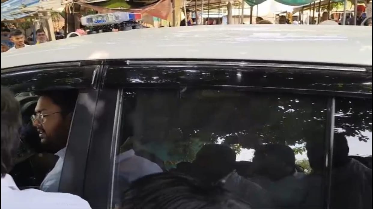 The DM, SP, and CDO arrived together in a single vehicle for Samadhan Diwas