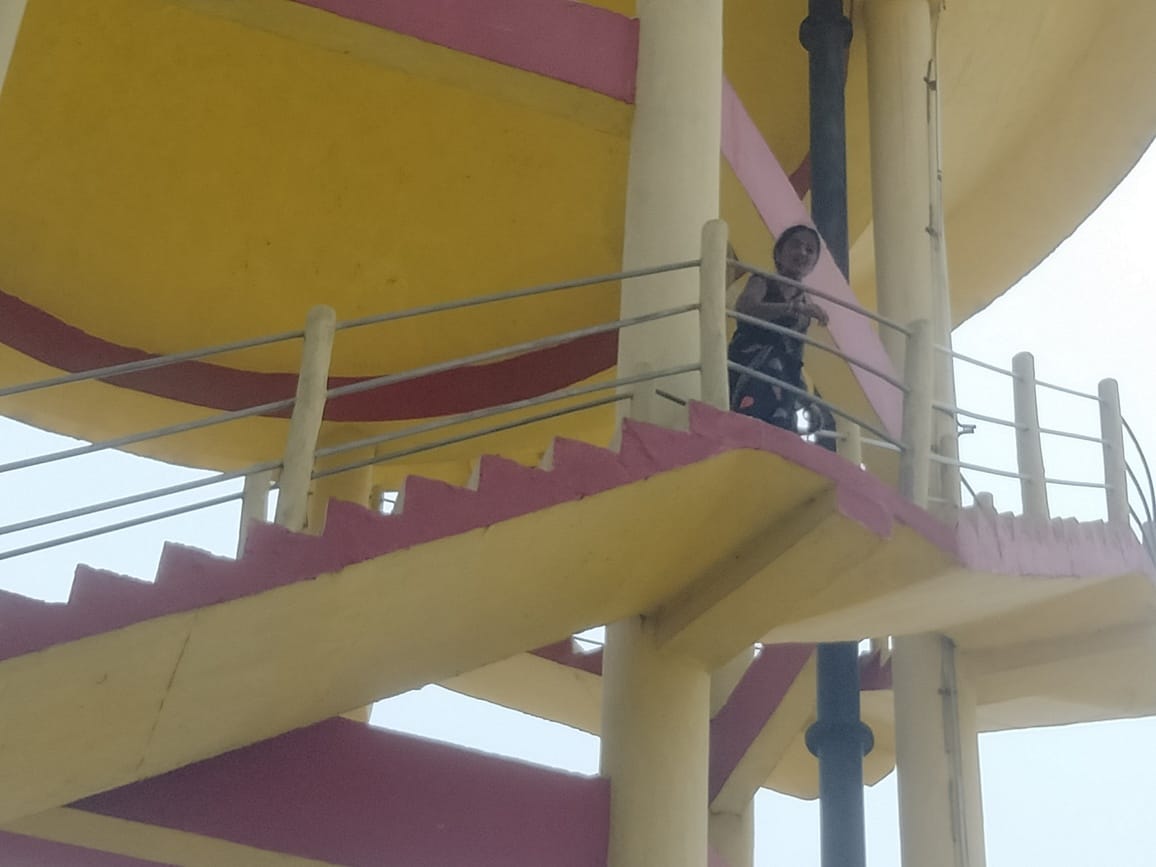 The woman climbed on the tank and demanded the arrest of the accused.