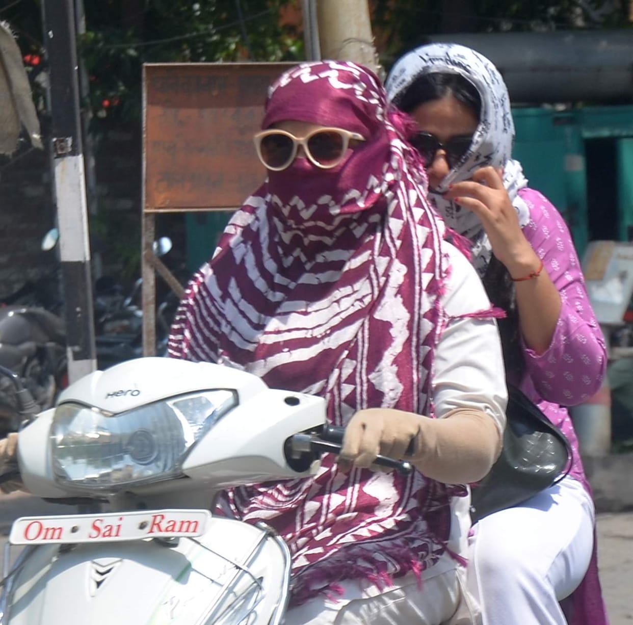 Hot winds blow under the influence of westerly winds; maximum temperature rises.