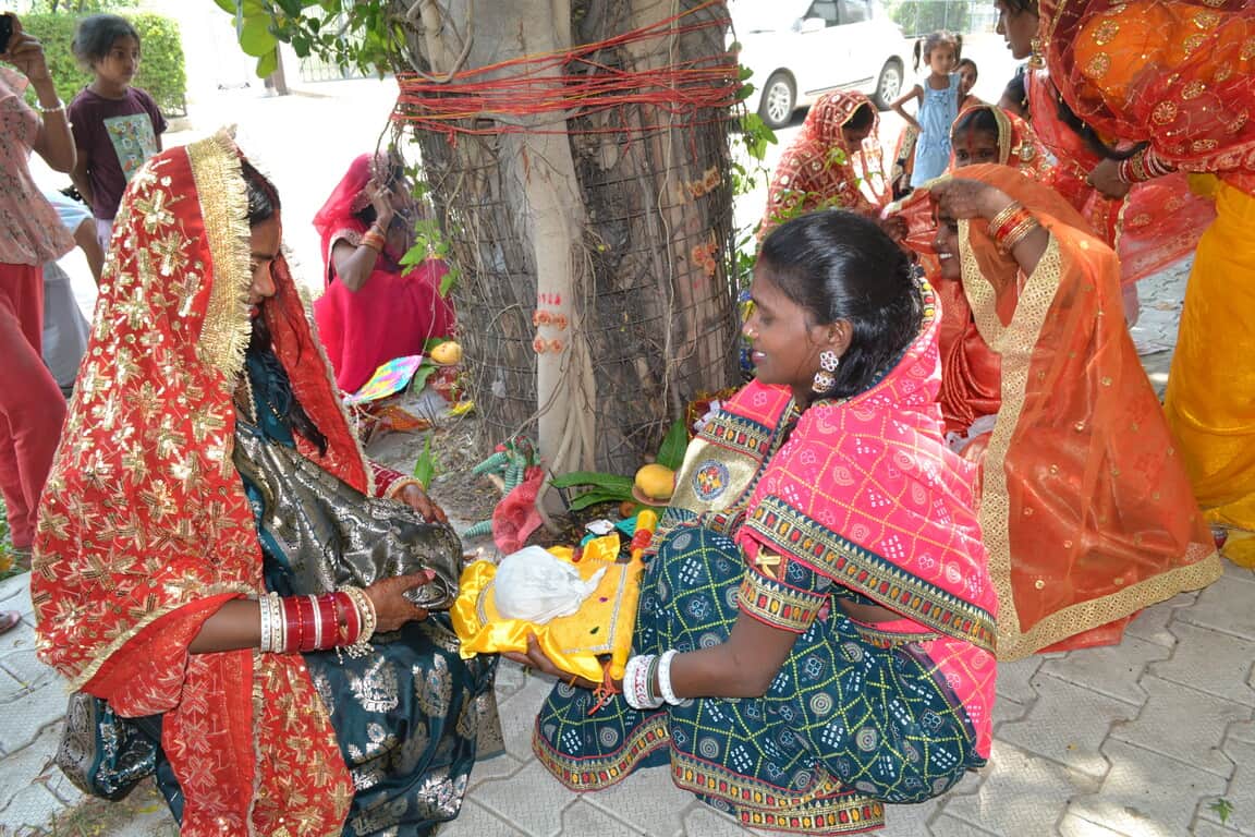 वट सावित्री व्रत रखकर सुहागिनों ने की अखंड सौभाग्य की कामना