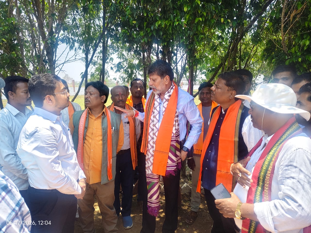 व्यवस्थाओं का जायजा लेते जनप्रतिनिधिगण