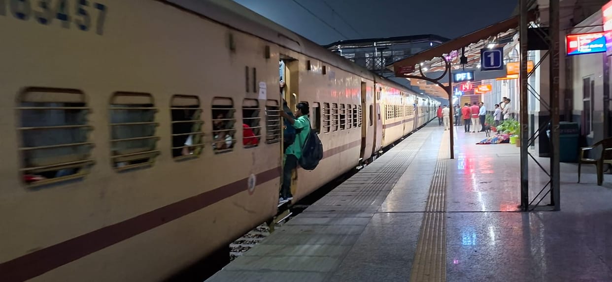 Trains Running Late; Passengers Troubled by Waiting in the Heat