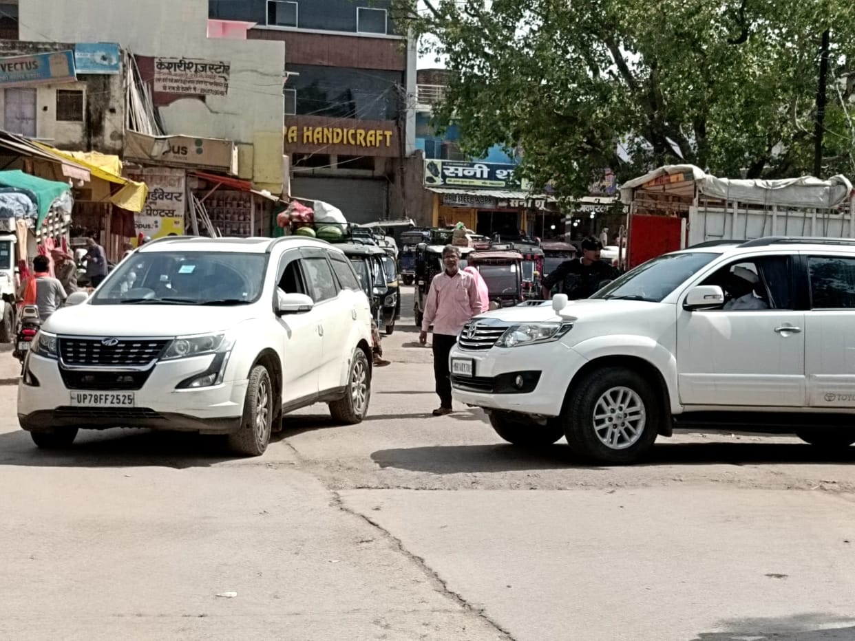 Due to lack of parking facilities, devotees coming to Ramghat for Parikrama are in trouble.