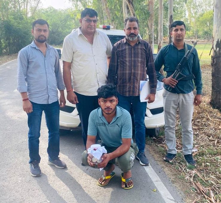 Youth arrested with fake currency notes.