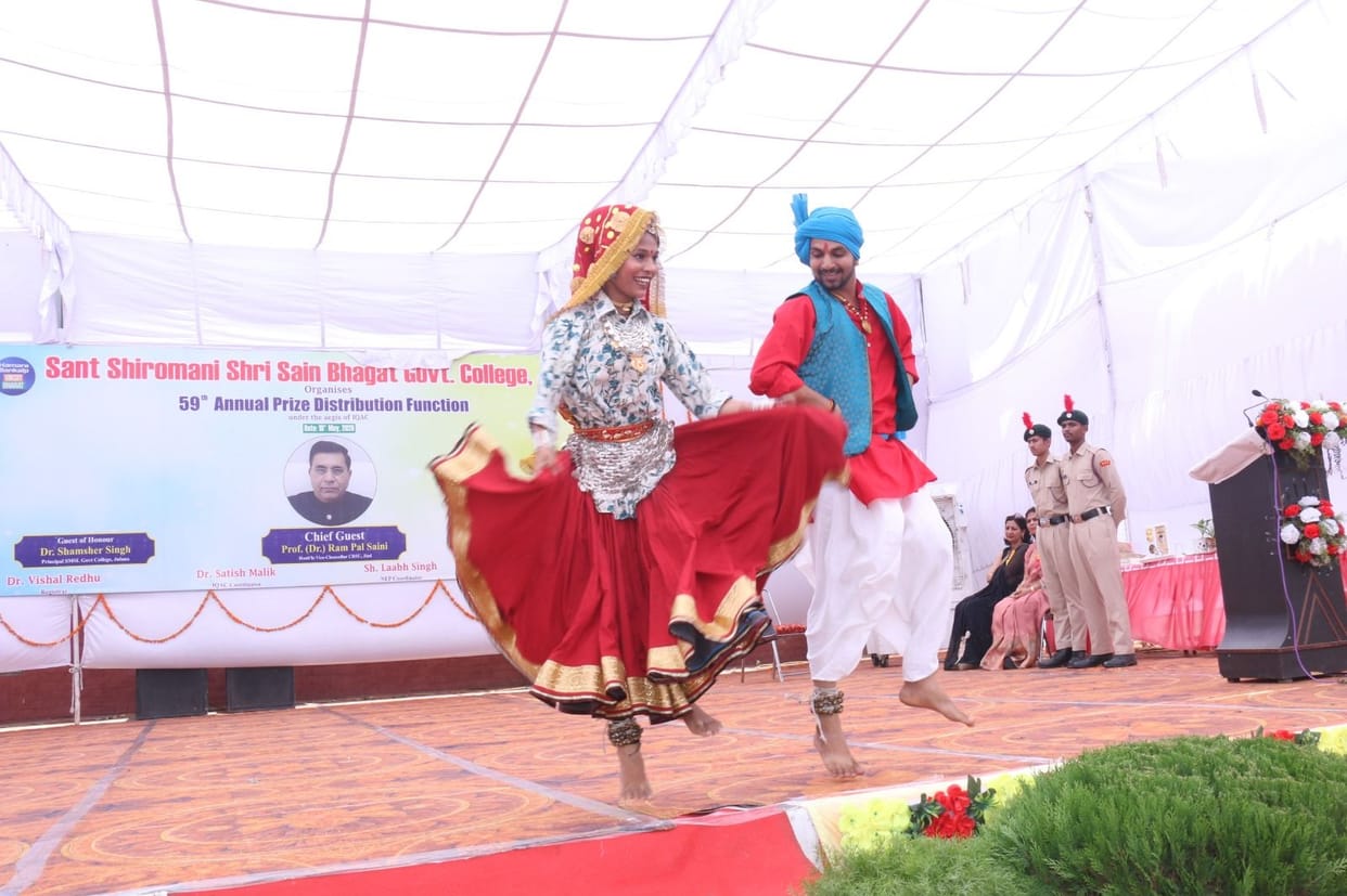 Cultural performances at the Government College enlivened the atmosphere.