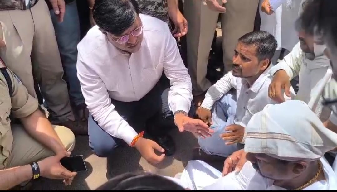 Public anger erupted in Shivpuri over the death of an innocent child in an intercity bus accident