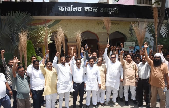 Sanitation workers protested with brooms in their hands, strike to begin today