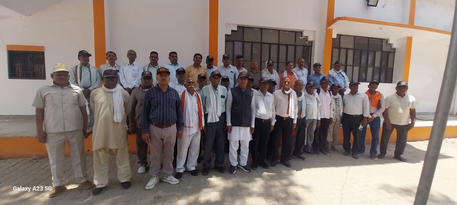 भरवारी स्थित निजी गेस्ट हाउस पूर्व सैनिक कल्याण समिति  की मासिक बैठक की ग्रुप फोटो। स्रोत: स्व