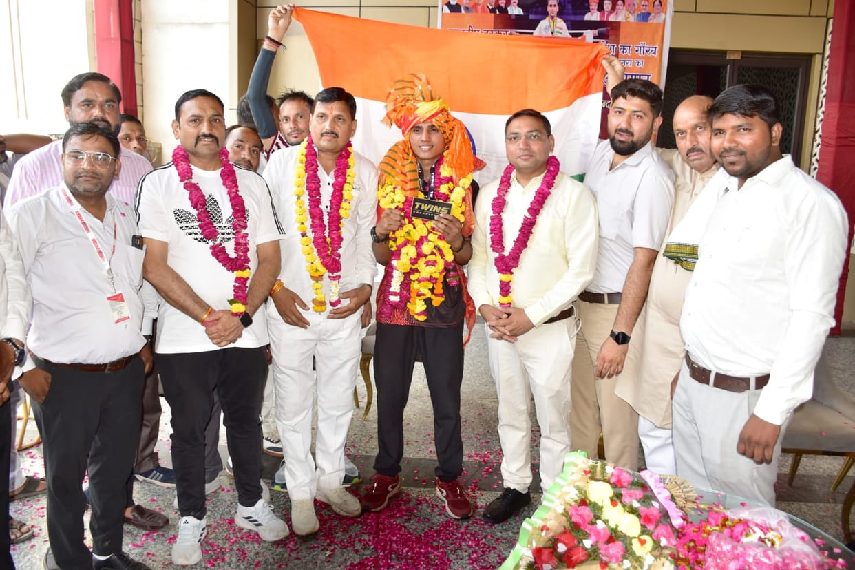 Kuldeep returns to a rousing welcome after defeating Malaysian boxer
