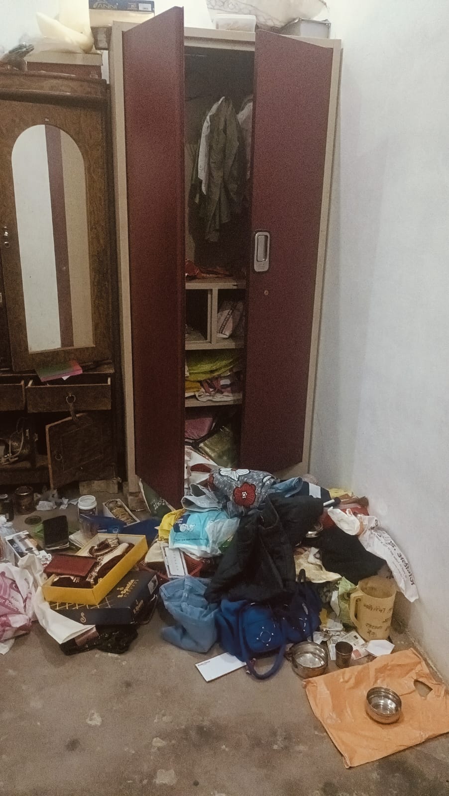 The family was sleeping on the roof, thieves cleaned out the house